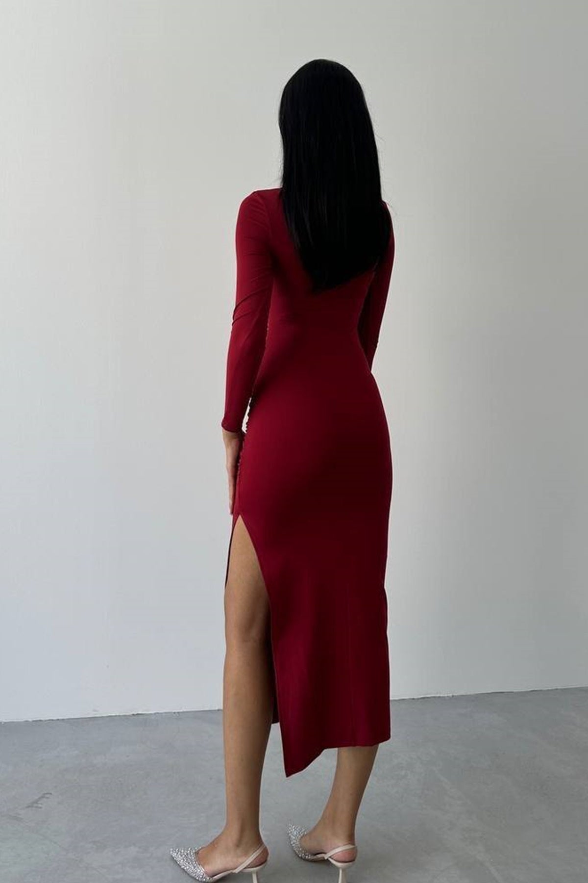 Midi-Abendkleid mit halblangem Rollkragen und Schlitz