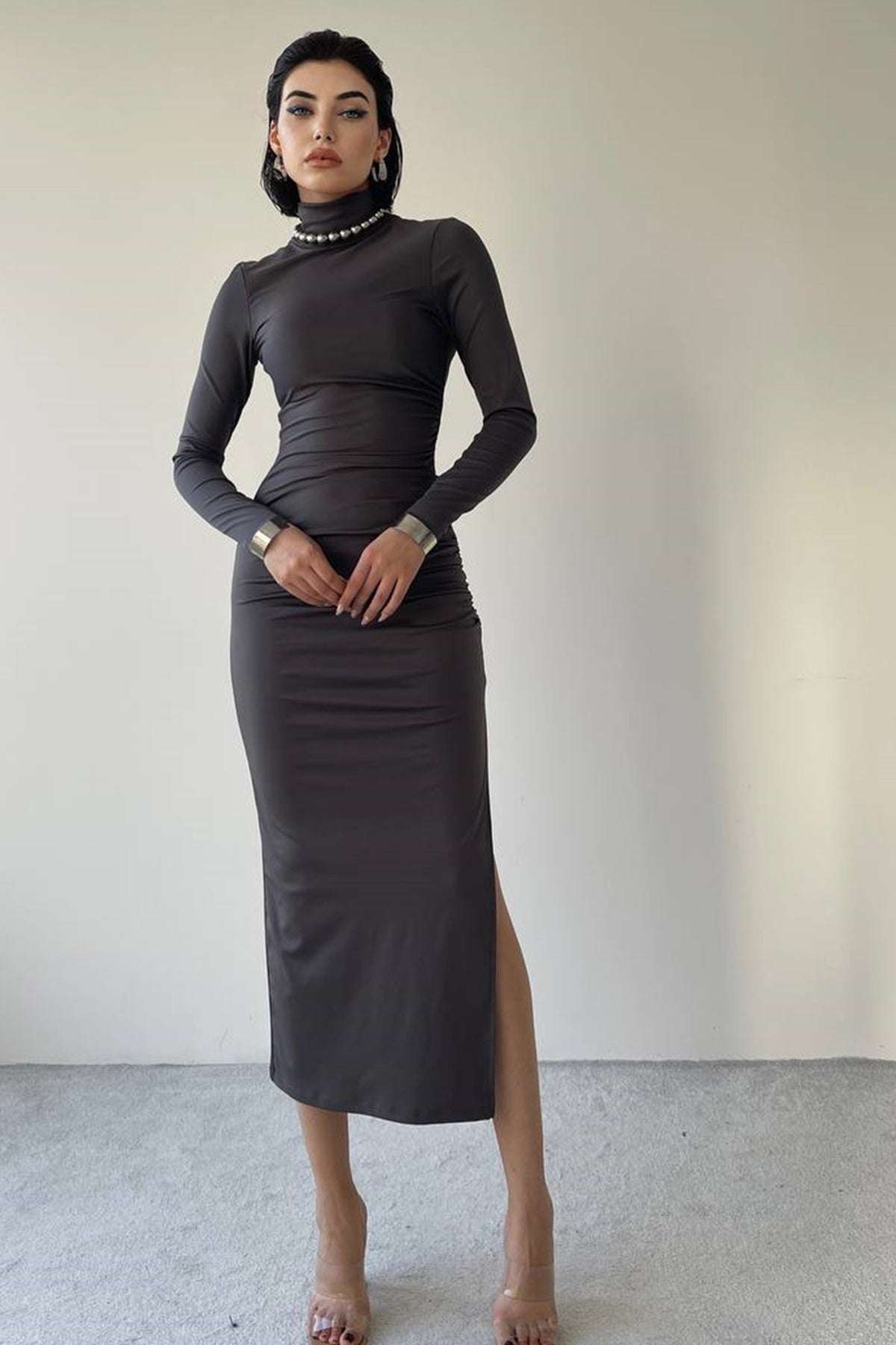 Midi-Abendkleid mit halblangem Rollkragen und Schlitz