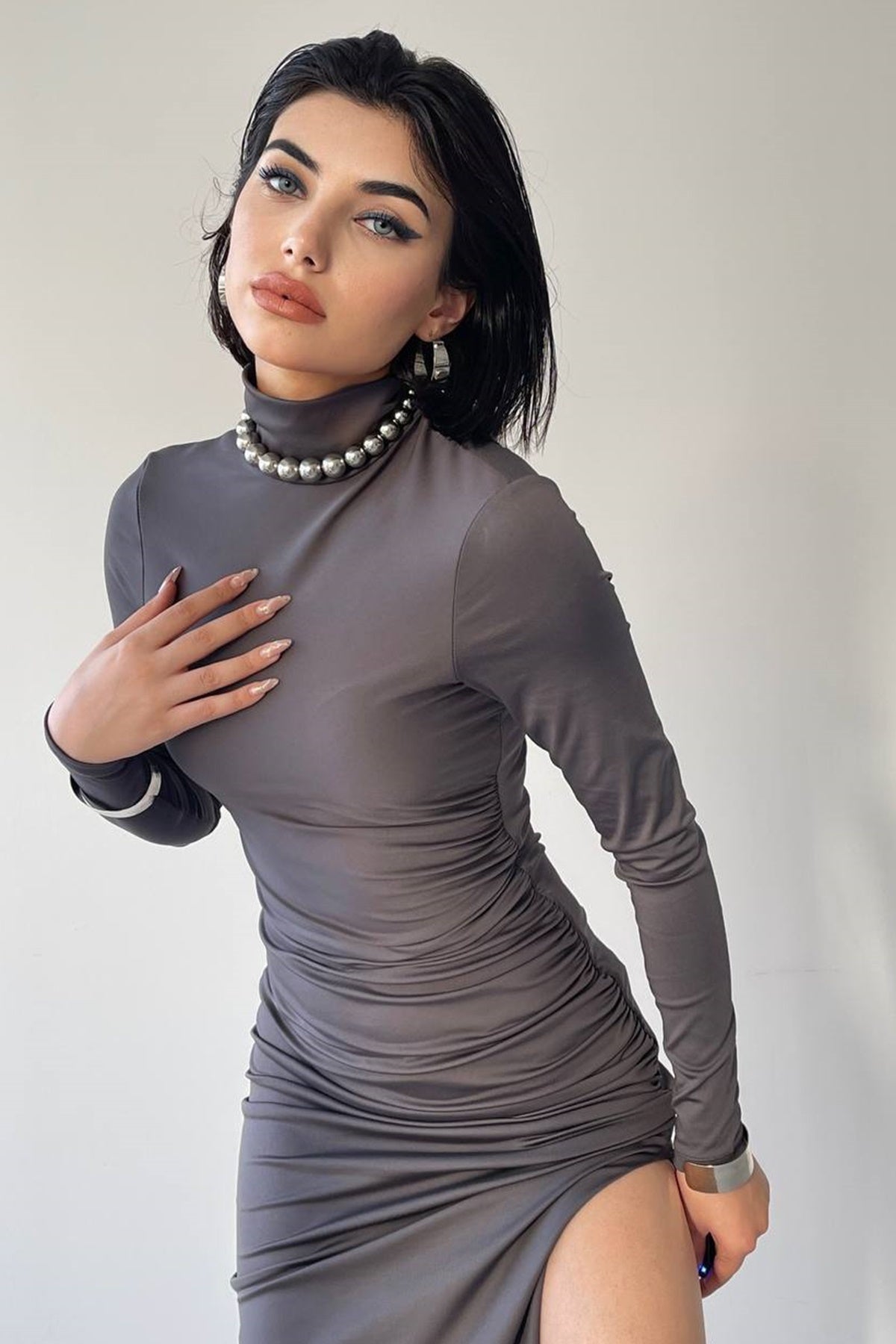 Midi-Abendkleid mit halblangem Rollkragen und Schlitz