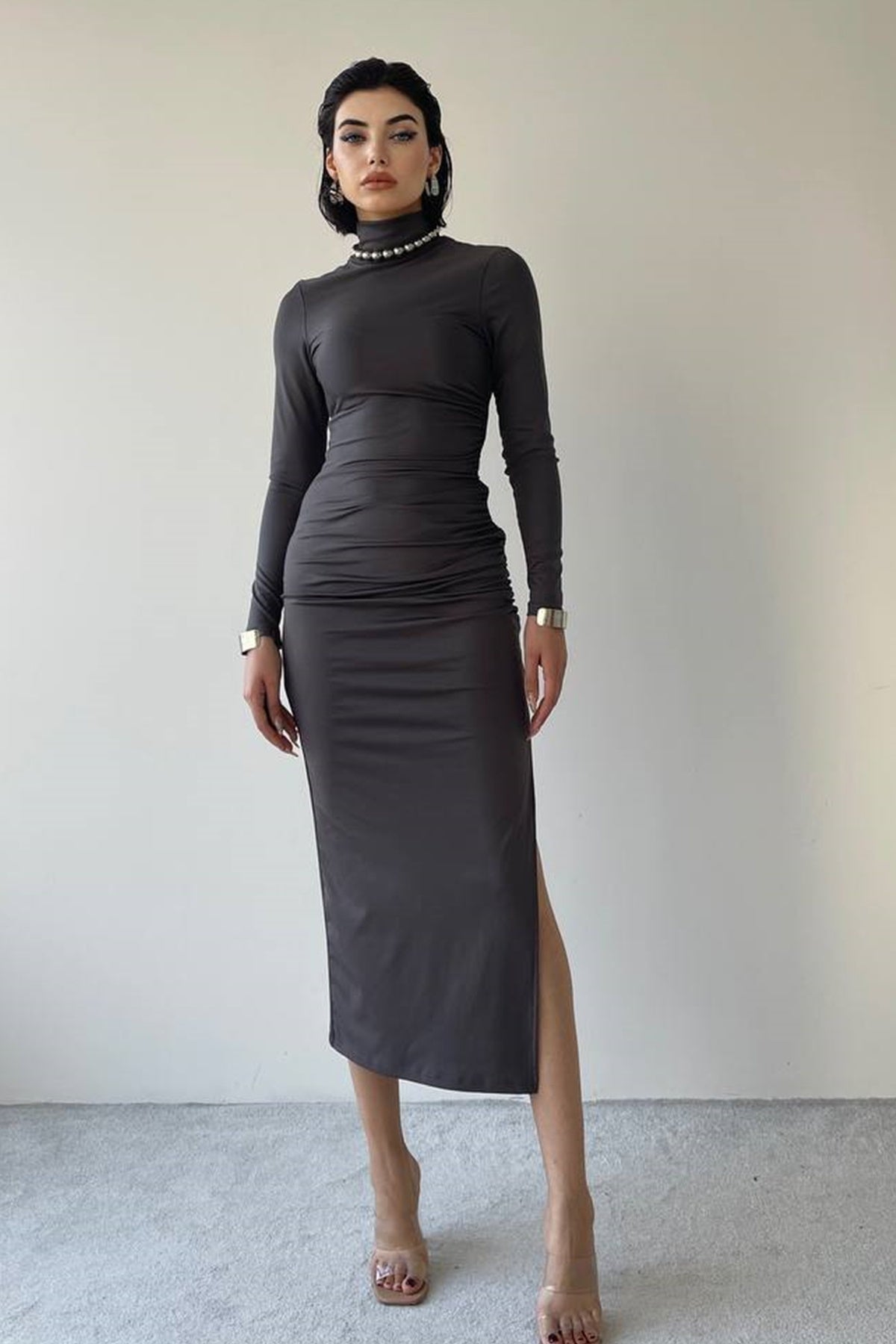 Midi-Abendkleid mit halblangem Rollkragen und Schlitz