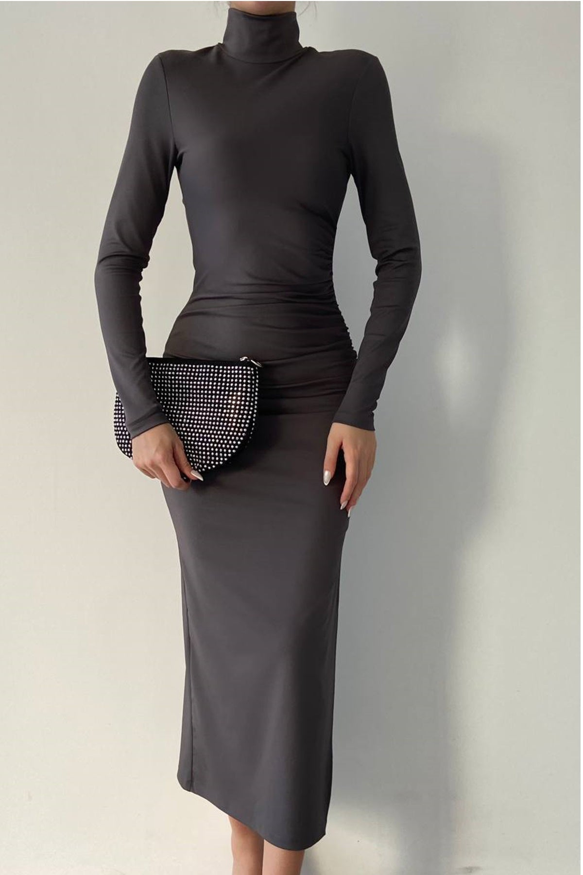 Midi-Abendkleid mit halblangem Rollkragen und Schlitz