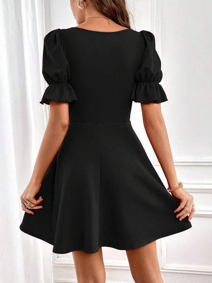 Damen Kurzarm Square Neck Flared Crepe Kleid