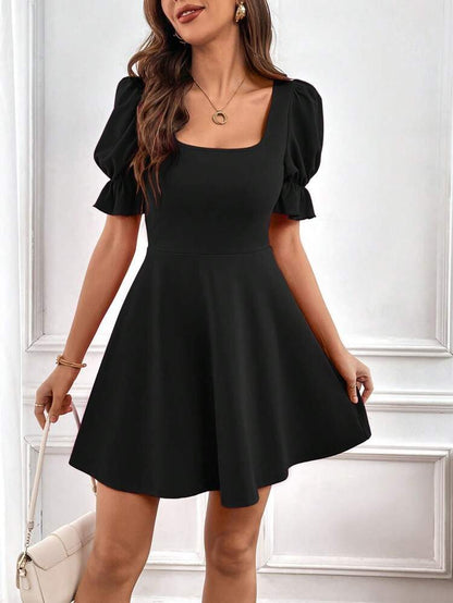 Damen Kurzarm Square Neck Flared Crepe Kleid