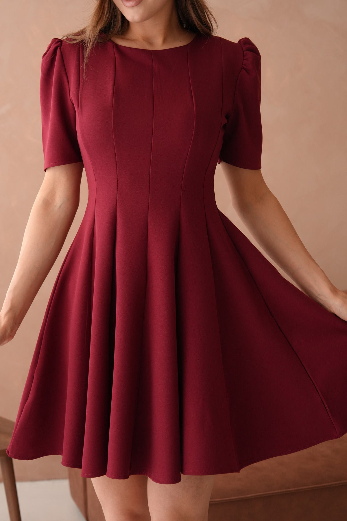 Kurzärmeliges ausgestelltes Minikleid
