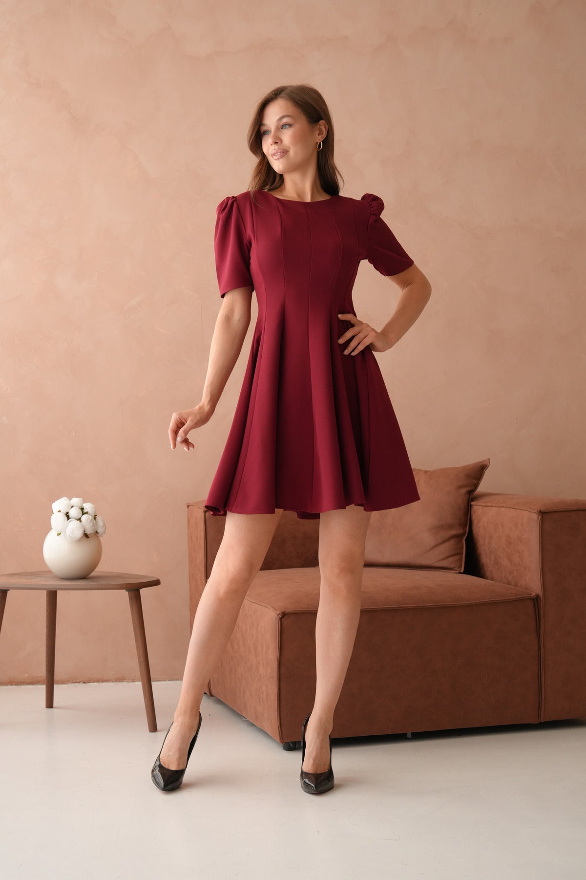 Kurzärmeliges ausgestelltes Minikleid