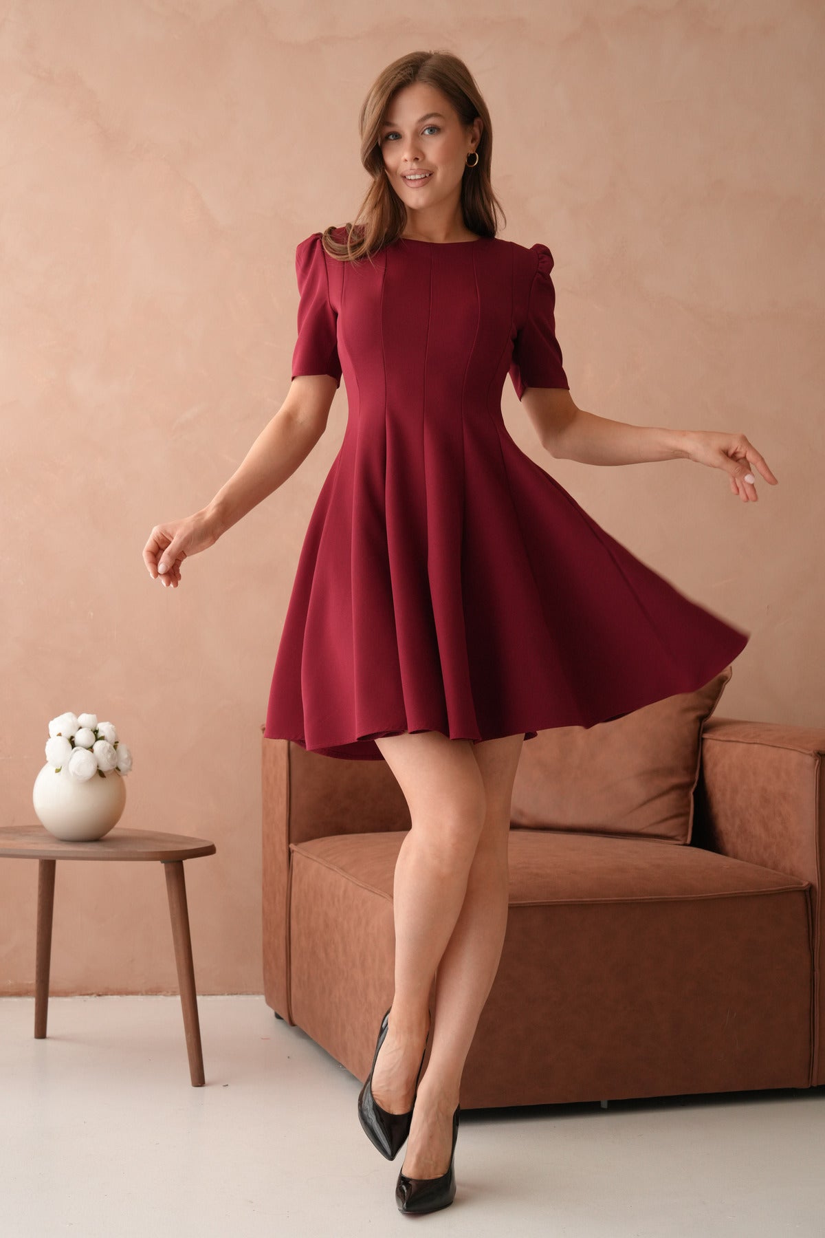 Kurzärmeliges ausgestelltes Minikleid