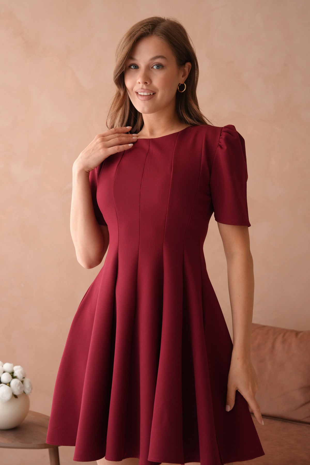 Kurzärmeliges ausgestelltes Minikleid
