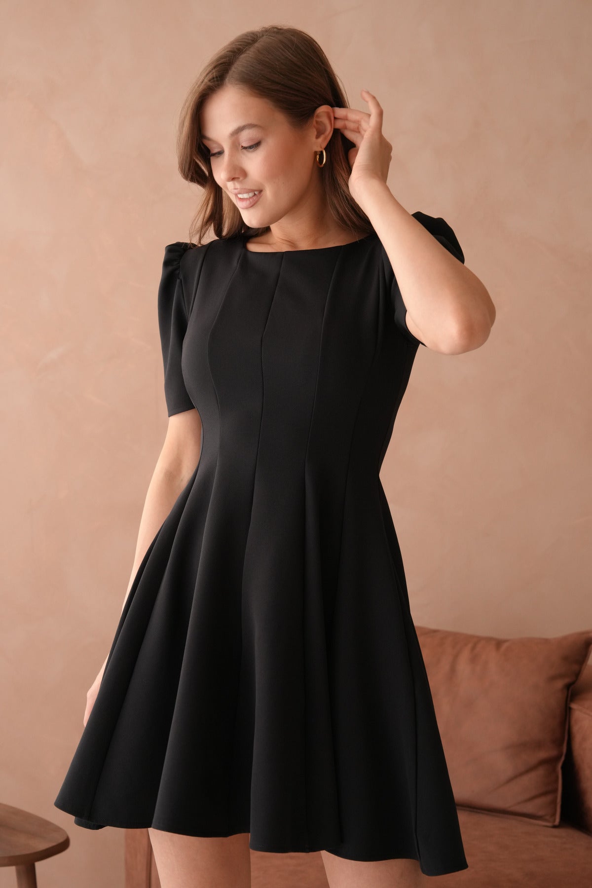 Kurzärmeliges ausgestelltes Minikleid