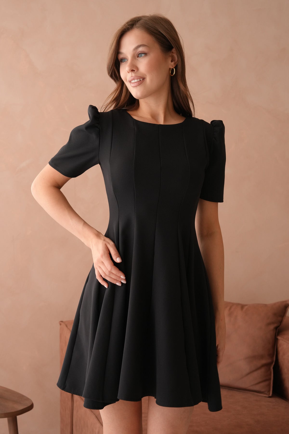 Kurzärmeliges ausgestelltes Minikleid