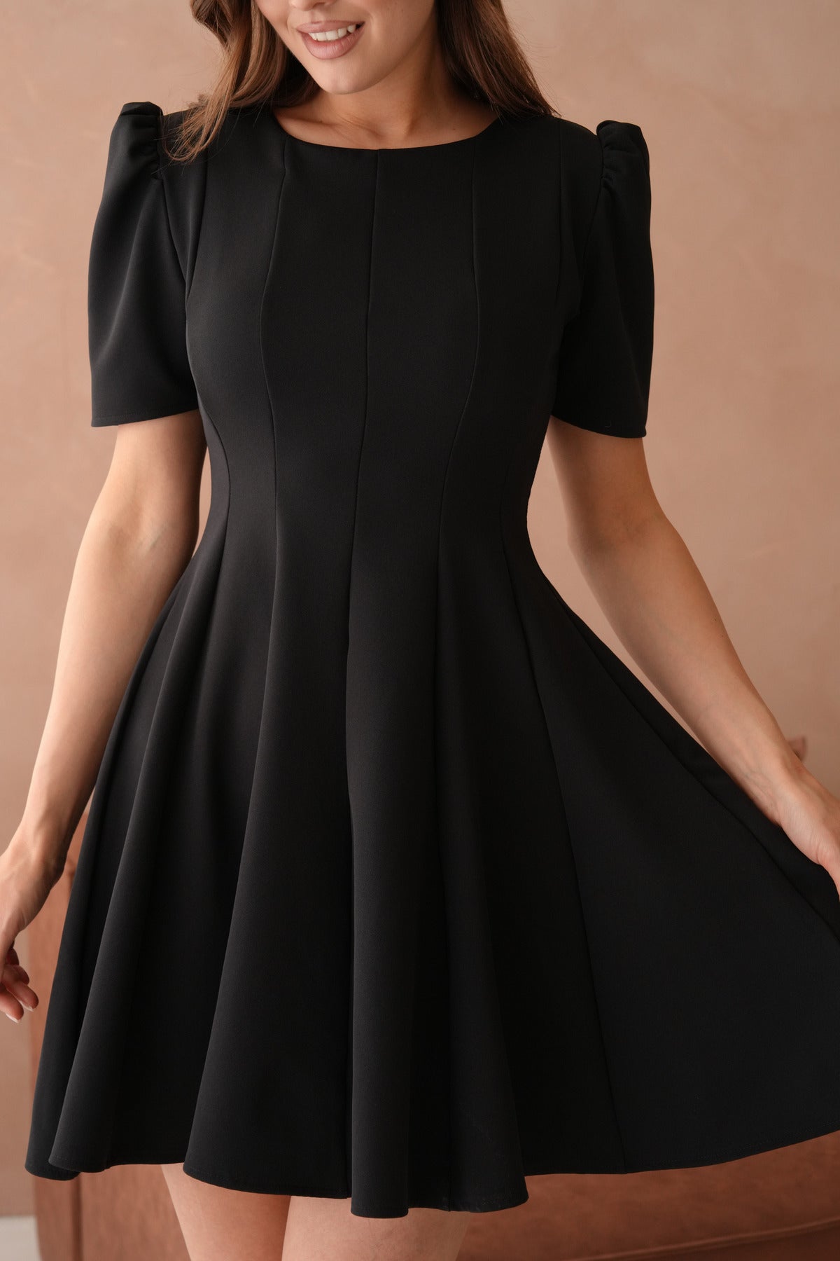 Kurzärmeliges ausgestelltes Minikleid