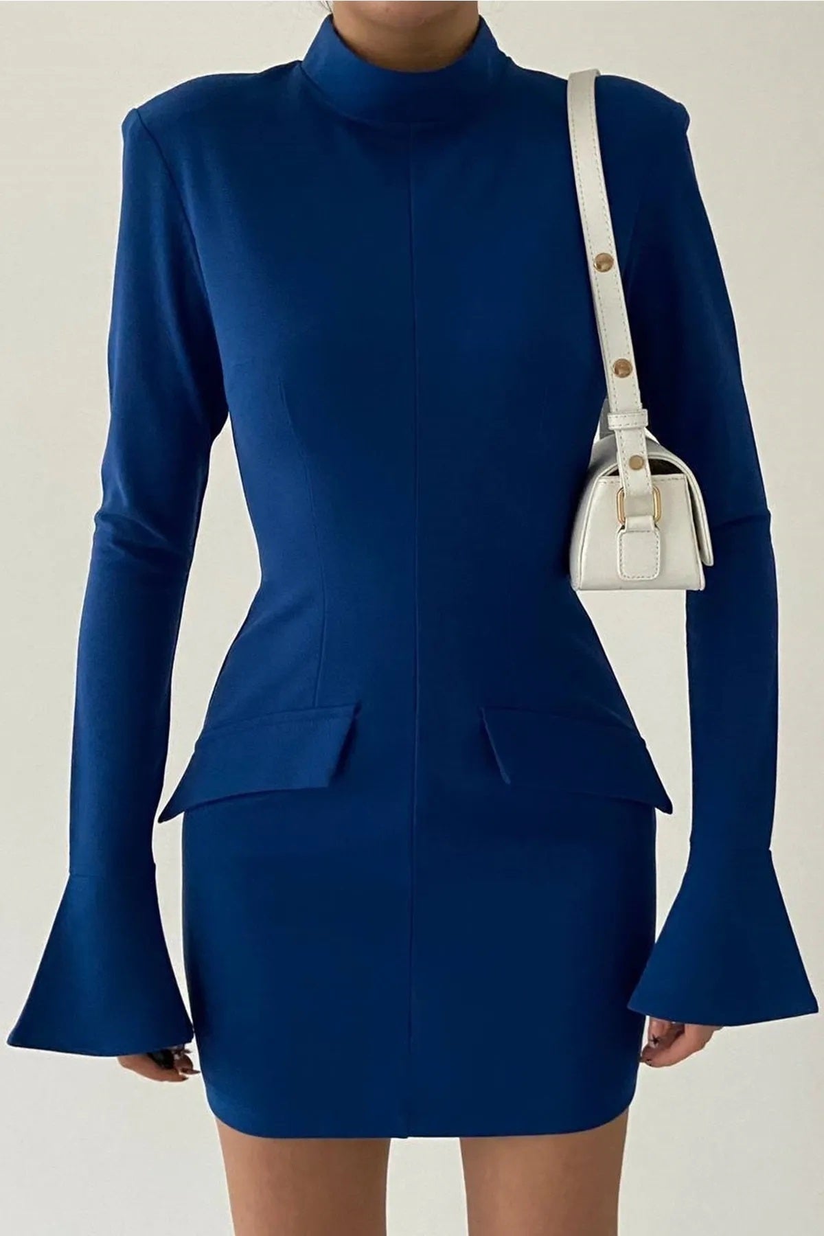 Minikleid mit hohem Kragen und langen Ärmeln