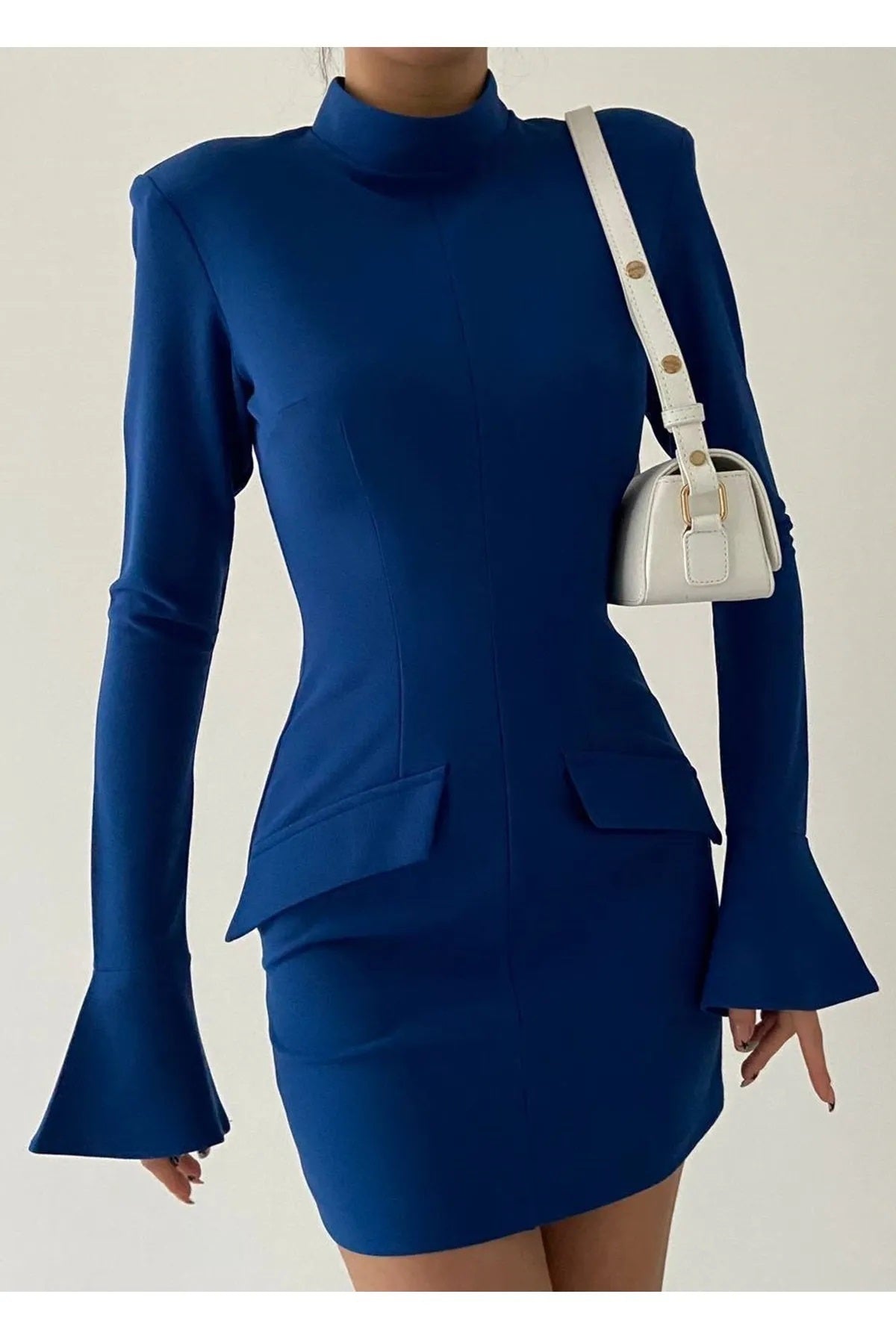 Minikleid mit hohem Kragen und langen Ärmeln