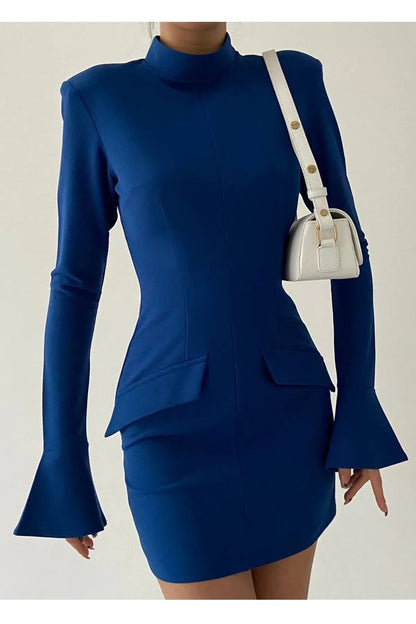 Minikleid mit hohem Kragen und langen Ärmeln