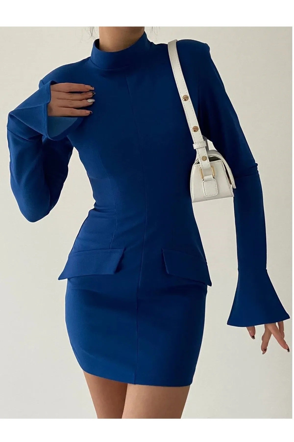 Minikleid mit hohem Kragen und langen Ärmeln