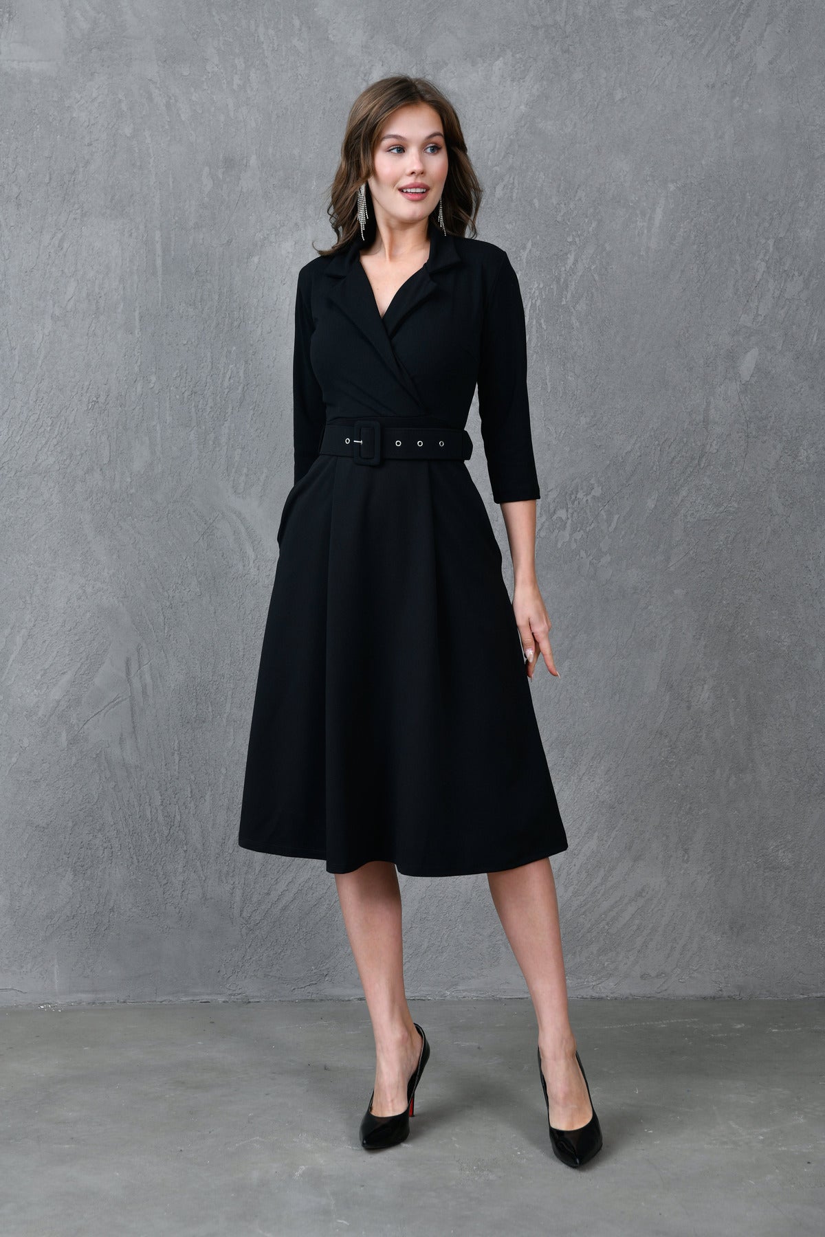 Midikleid mit Wickelkragen, 3/4-Ärmeln und Gürteldetails
