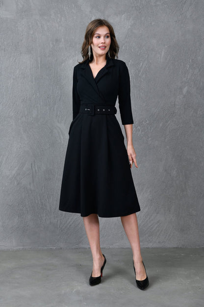 Midikleid mit Wickelkragen, 3/4-Ärmeln und Gürteldetails
