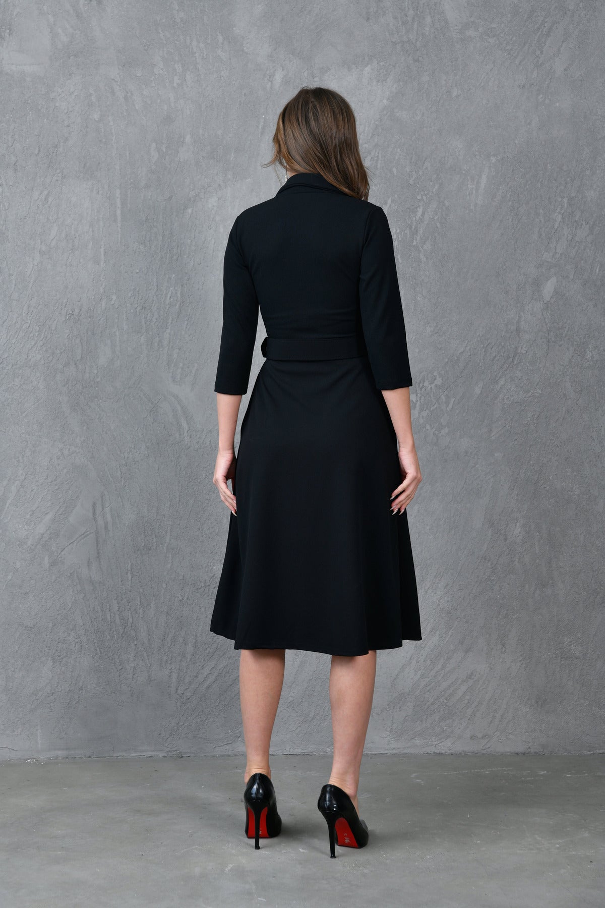 Midikleid mit Wickelkragen, 3/4-Ärmeln und Gürteldetails