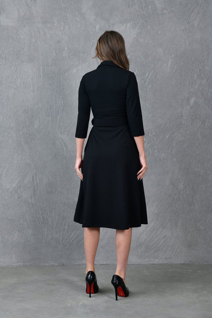 Midikleid mit Wickelkragen, 3/4-Ärmeln und Gürteldetails