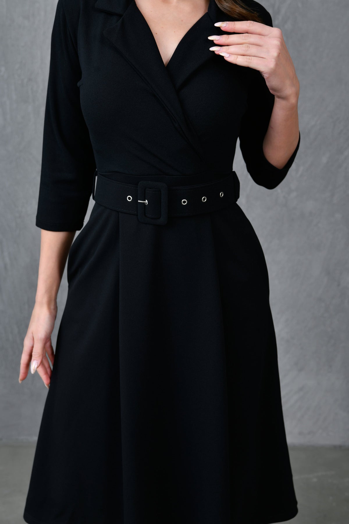 Midikleid mit Wickelkragen, 3/4-Ärmeln und Gürteldetails