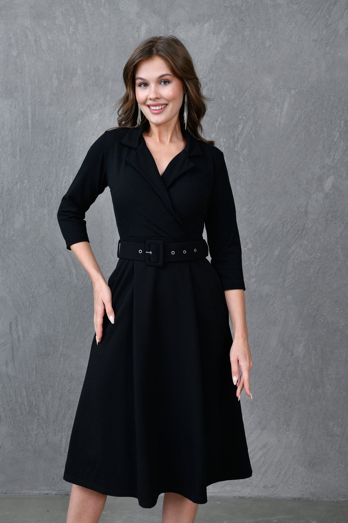 Midikleid mit Wickelkragen, 3/4-Ärmeln und Gürteldetails