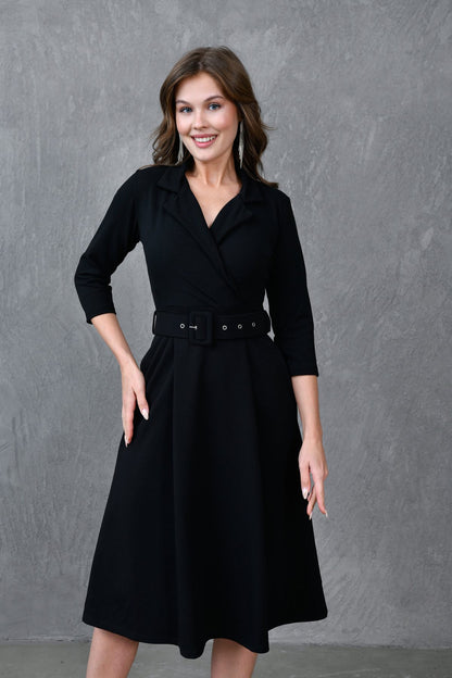 Midikleid mit Wickelkragen, 3/4-Ärmeln und Gürteldetails