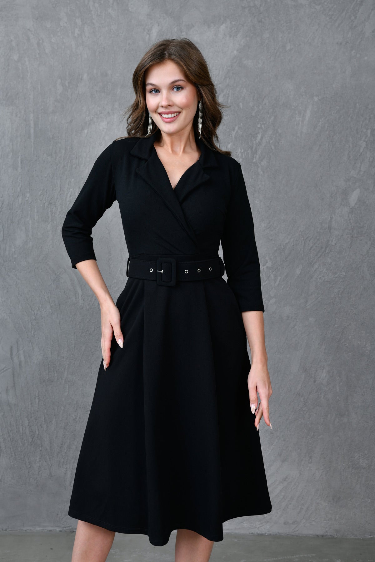 Midikleid mit Wickelkragen, 3/4-Ärmeln und Gürteldetails
