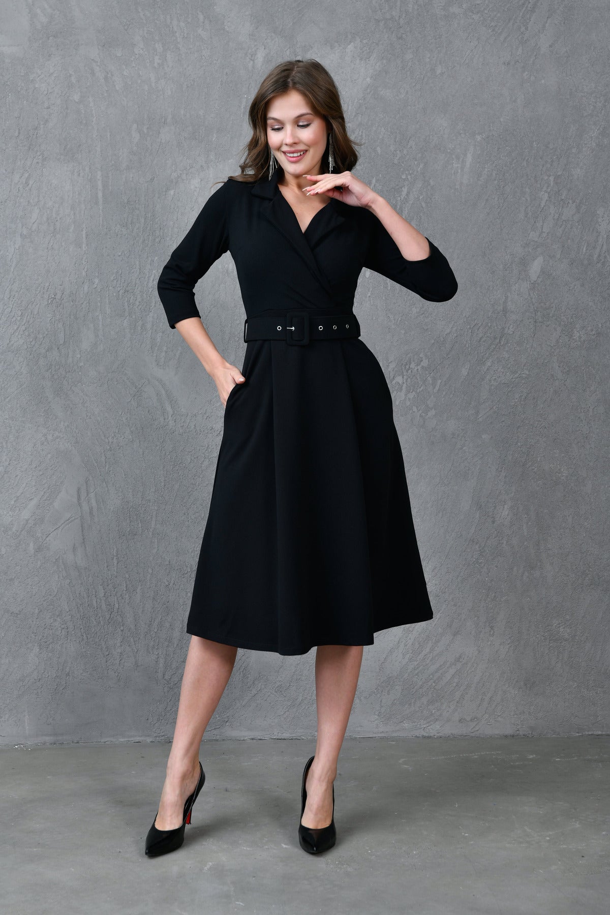 Midikleid mit Wickelkragen, 3/4-Ärmeln und Gürteldetails