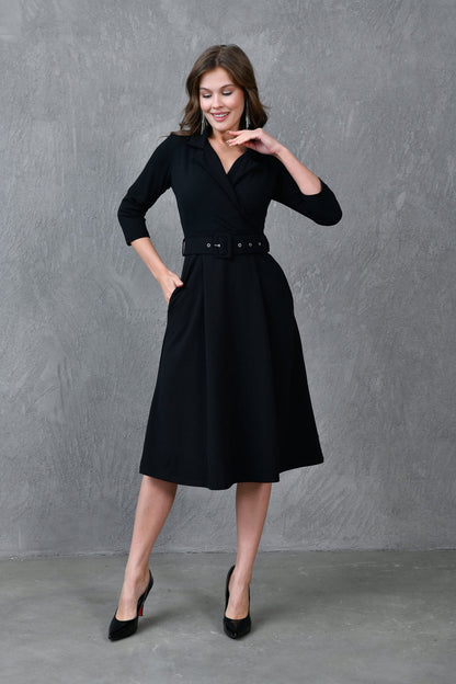 Midikleid mit Wickelkragen, 3/4-Ärmeln und Gürteldetails