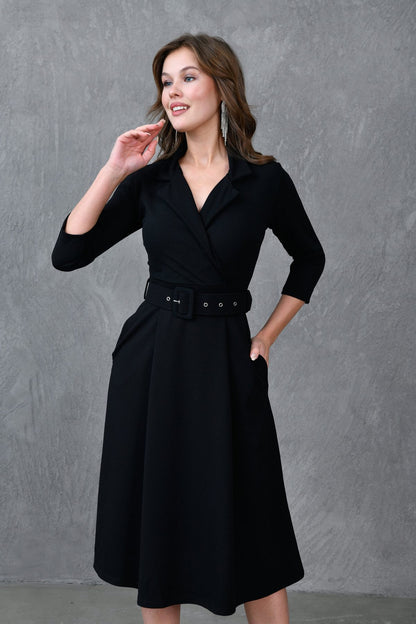 Midikleid mit Wickelkragen, 3/4-Ärmeln und Gürteldetails