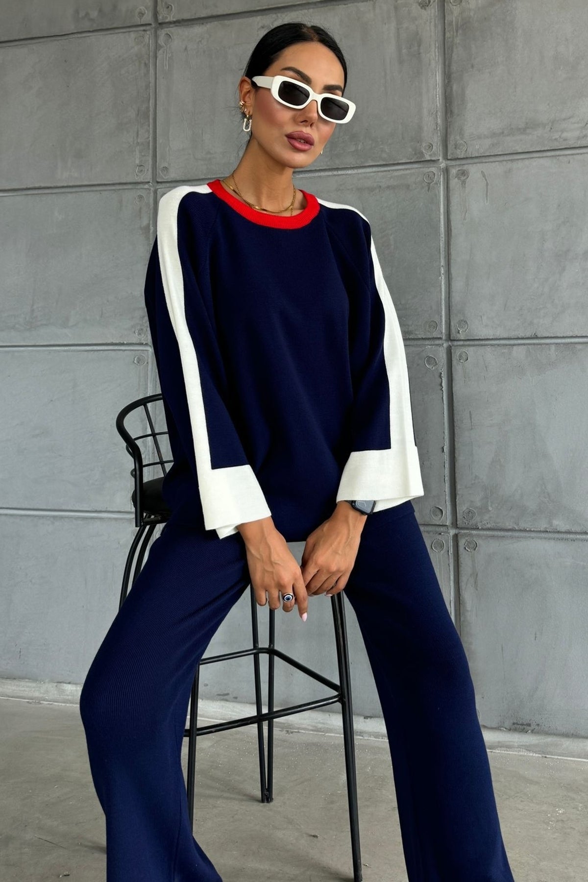 Zweiteiliges Set aus gestreiftem Pullover und Hose mit Schlitz und Übergröße
