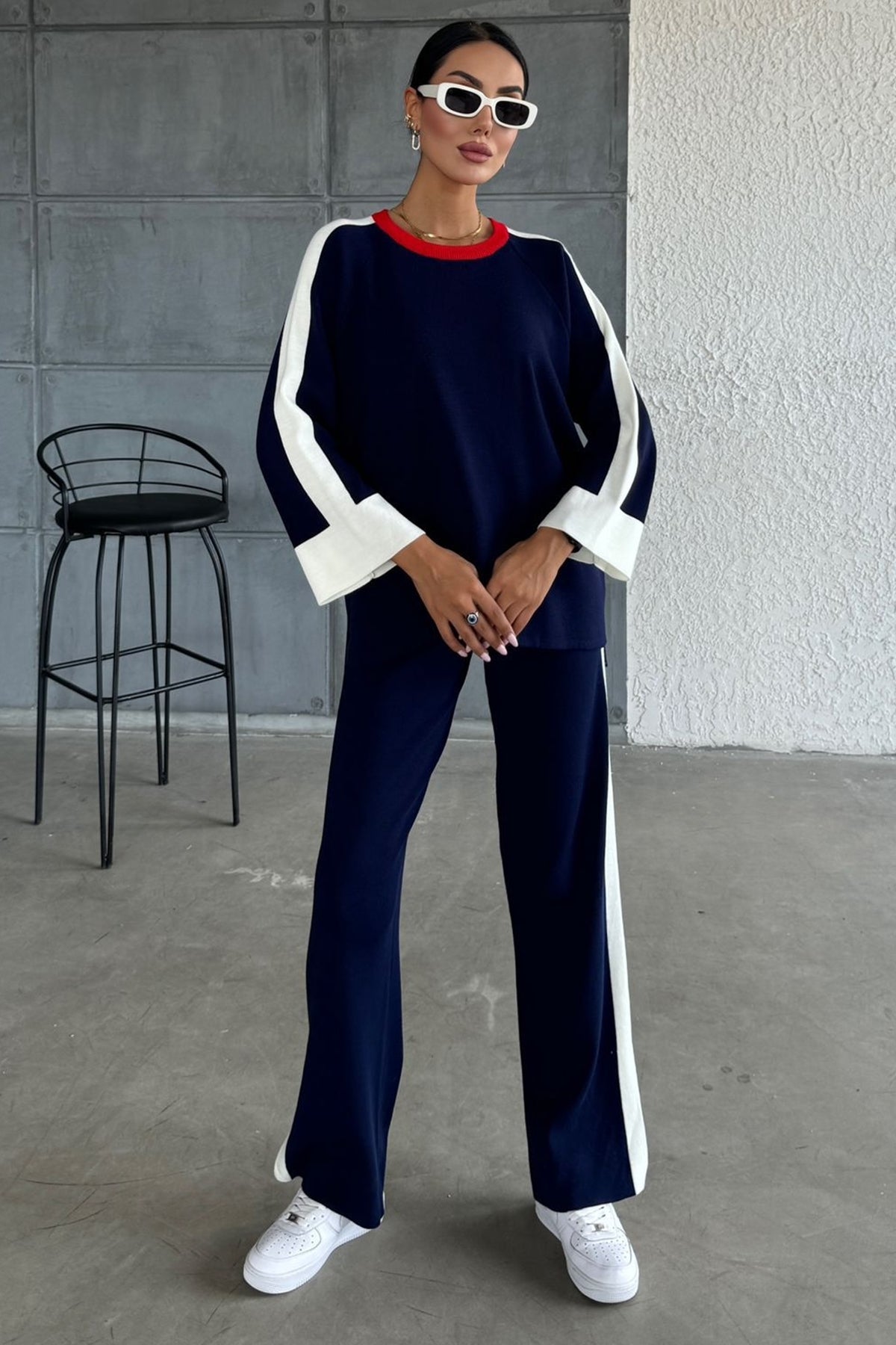 Zweiteiliges Set aus gestreiftem Pullover und Hose mit Schlitz und Übergröße