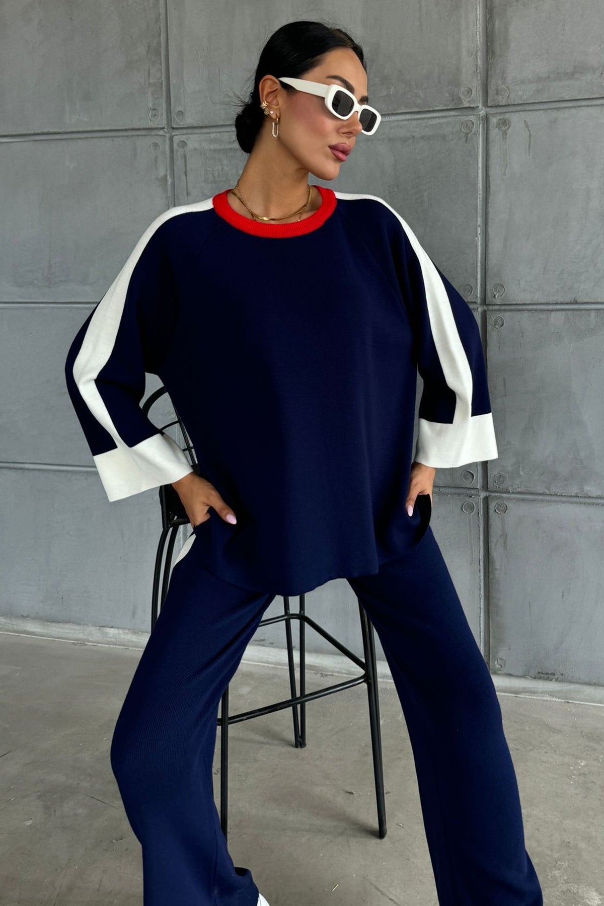Zweiteiliges Set aus gestreiftem Pullover und Hose mit Schlitz und Übergröße