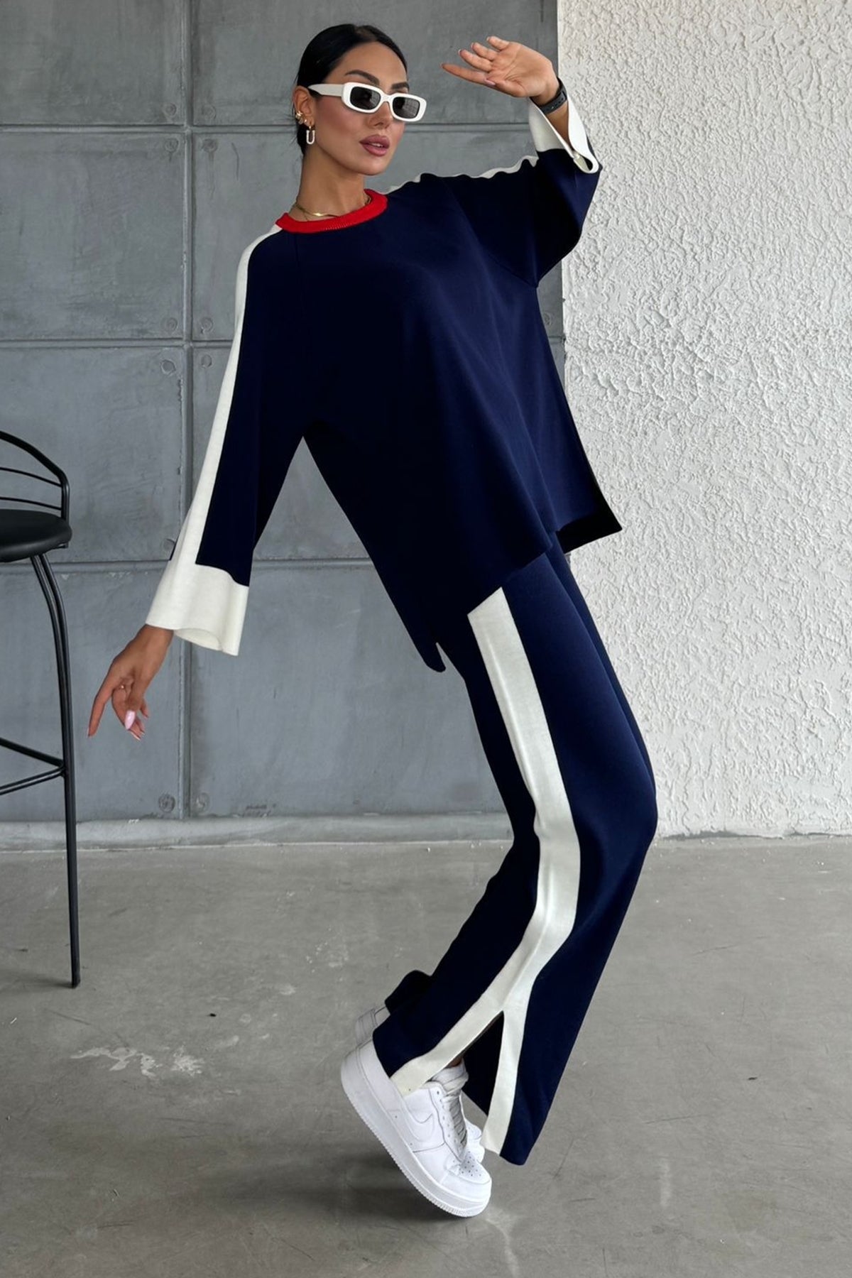 Zweiteiliges Set aus gestreiftem Pullover und Hose mit Schlitz und Übergröße