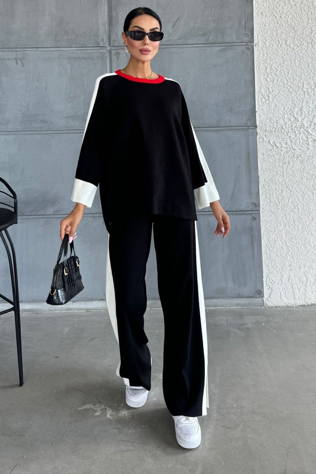 Zweiteiliges Set aus gestreiftem Pullover und Hose mit Schlitz und Übergröße