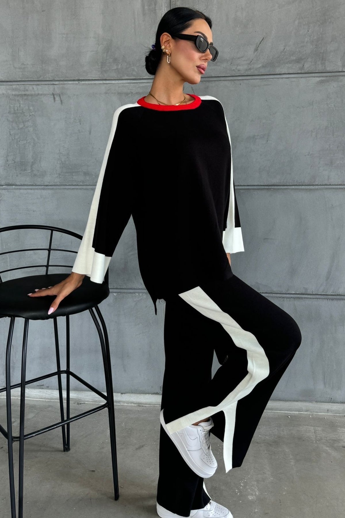 Zweiteiliges Set aus gestreiftem Pullover und Hose mit Schlitz und Übergröße