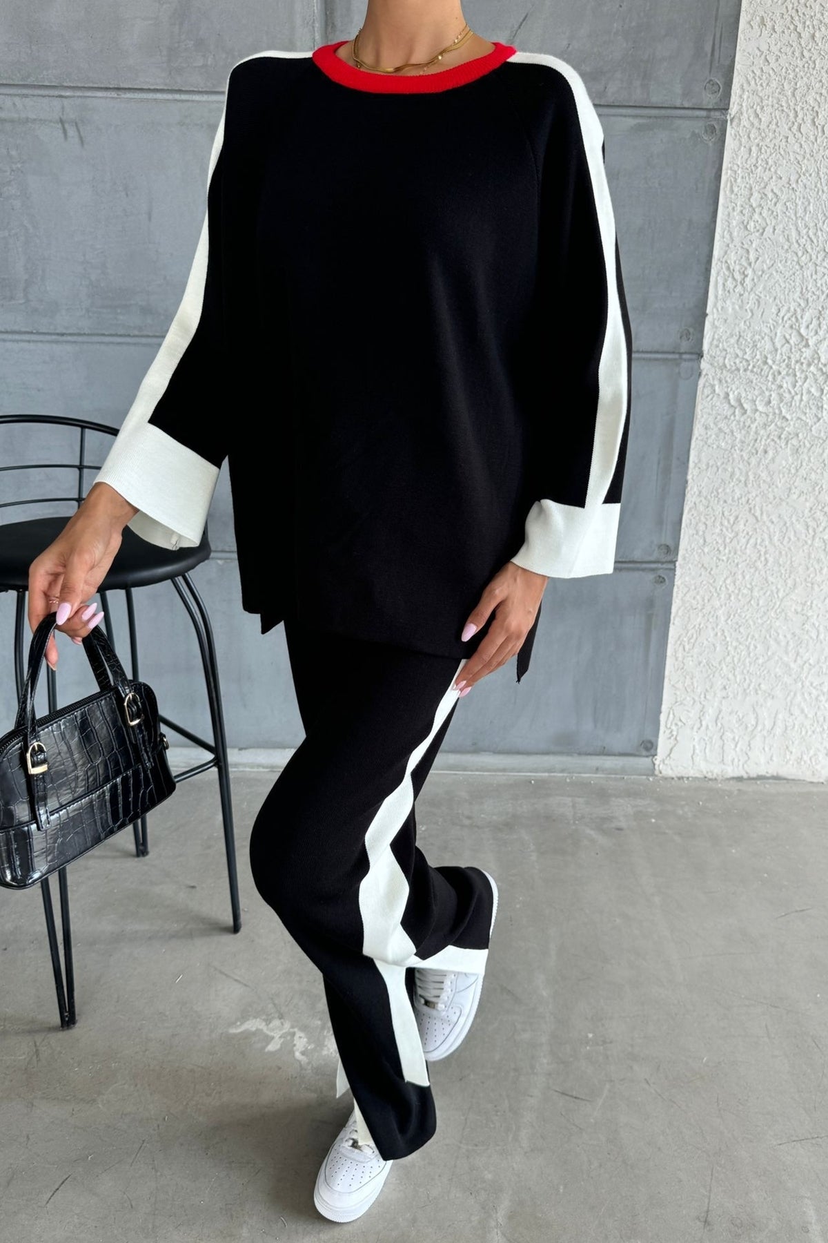 Zweiteiliges Set aus gestreiftem Pullover und Hose mit Schlitz und Übergröße