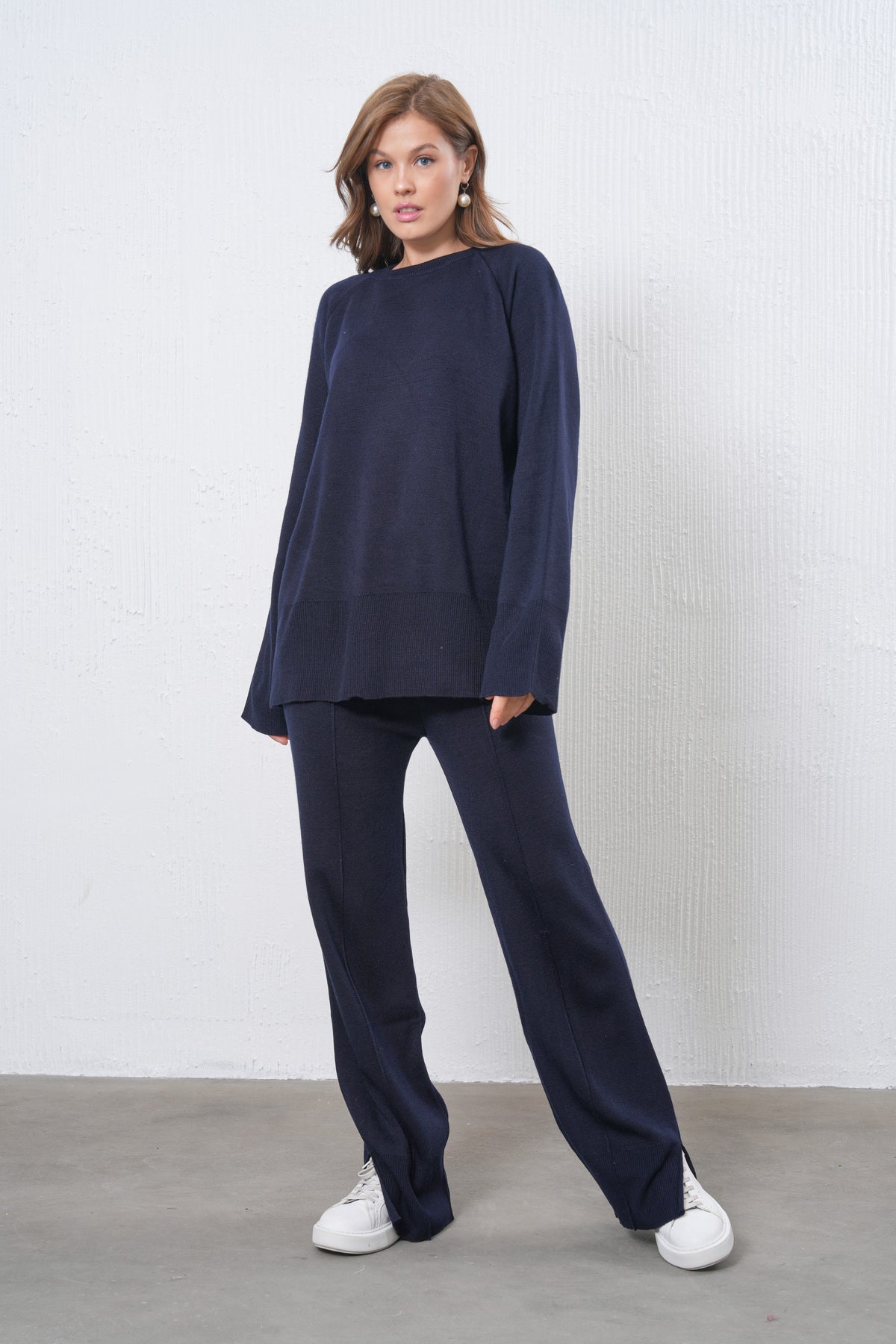 Zweiteiliges Set aus Strickpullover und Hose mit Schlitz.