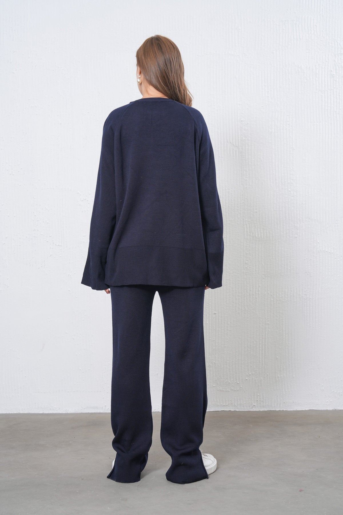 Zweiteiliges Set aus Strickpullover und Hose mit Schlitz.