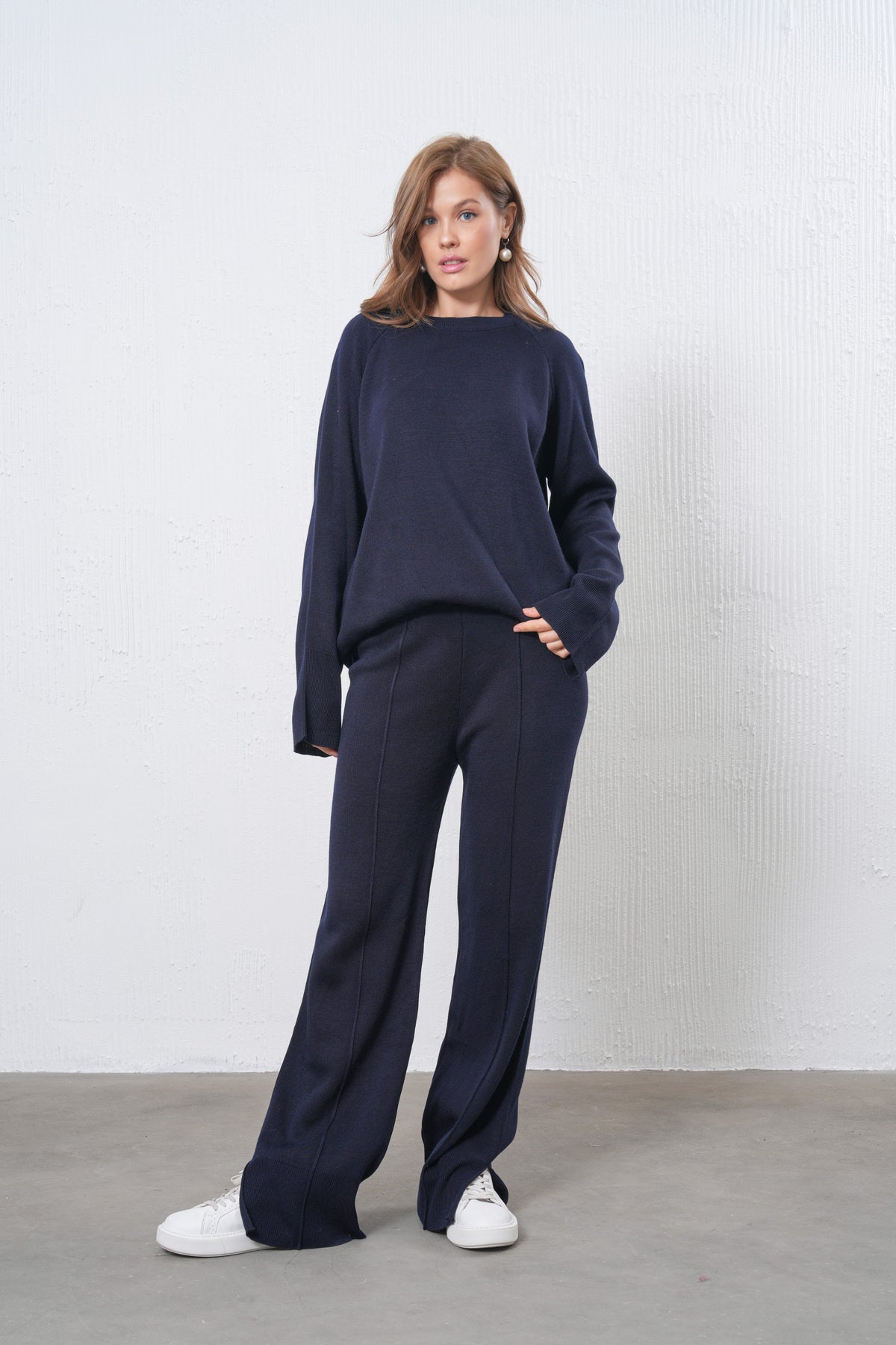 Zweiteiliges Set aus Strickpullover und Hose mit Schlitz.