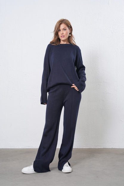 Zweiteiliges Set aus Strickpullover und Hose mit Schlitz.