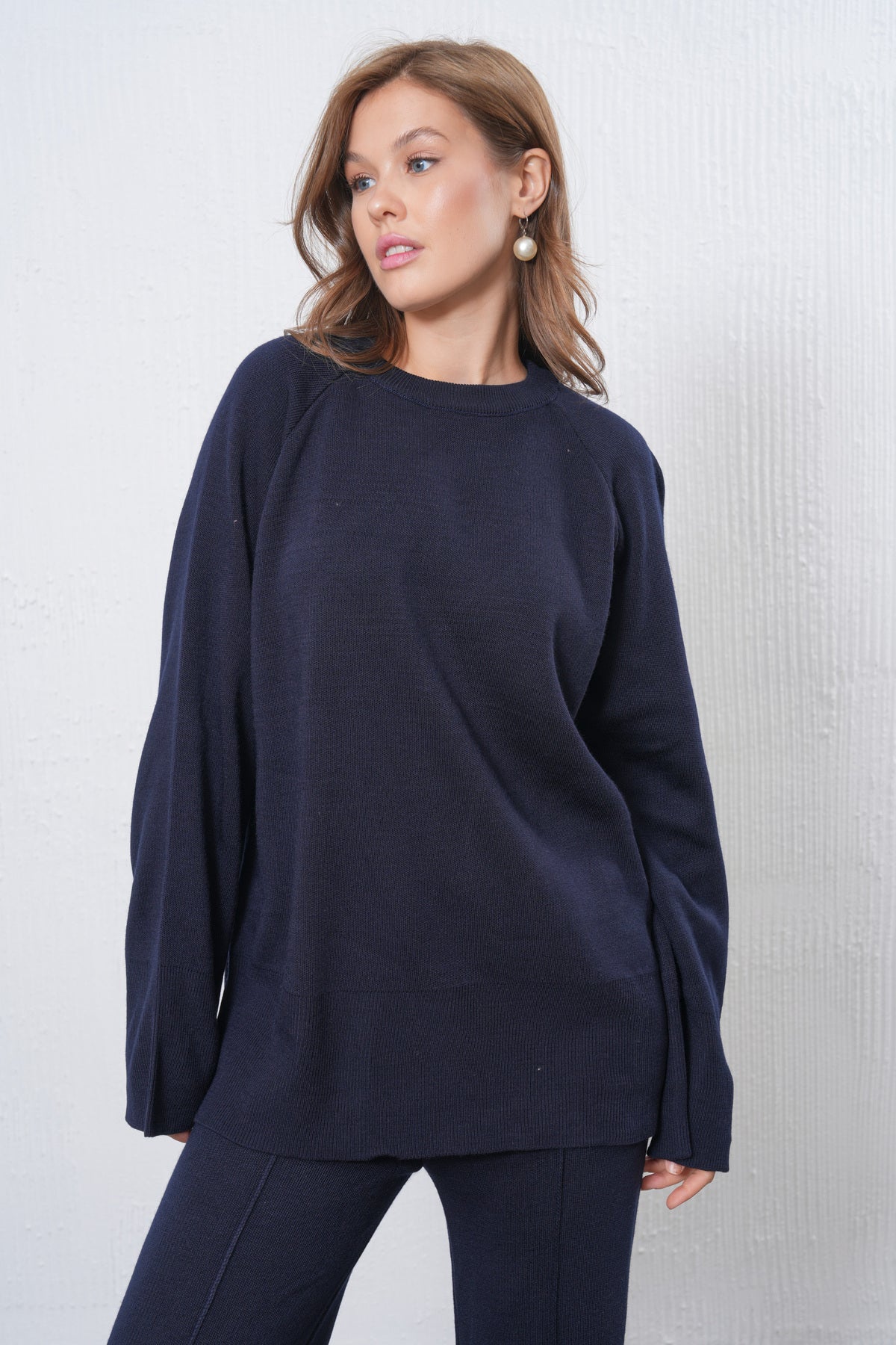 Zweiteiliges Set aus Strickpullover und Hose mit Schlitz.