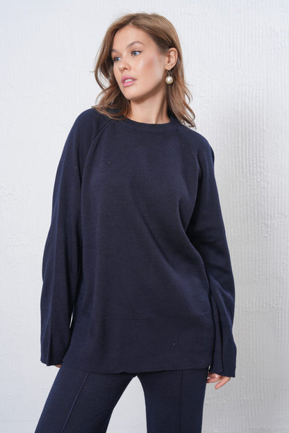 Zweiteiliges Set aus Strickpullover und Hose mit Schlitz.
