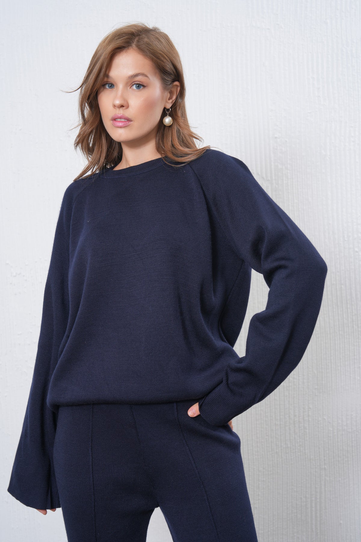 Zweiteiliges Set aus Strickpullover und Hose mit Schlitz.
