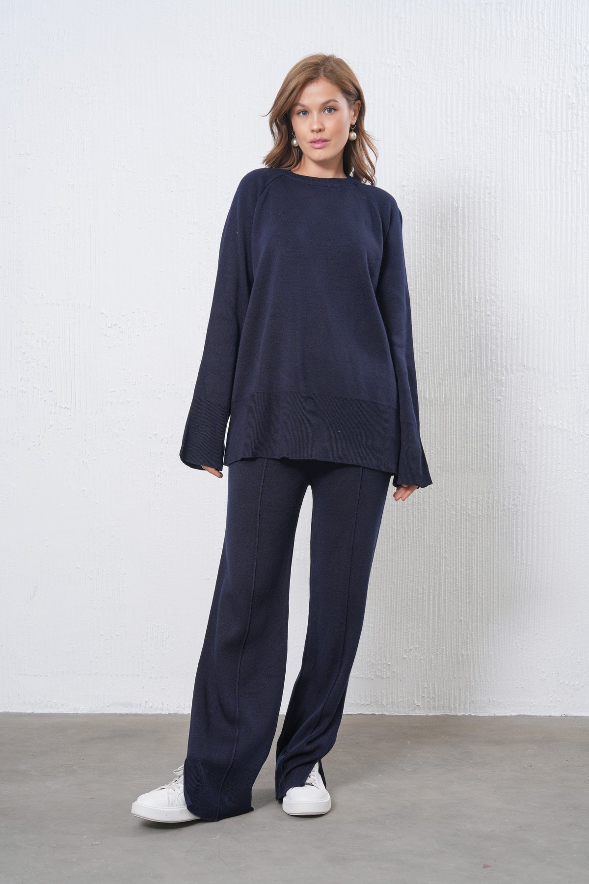 Zweiteiliges Set aus Strickpullover und Hose mit Schlitz.