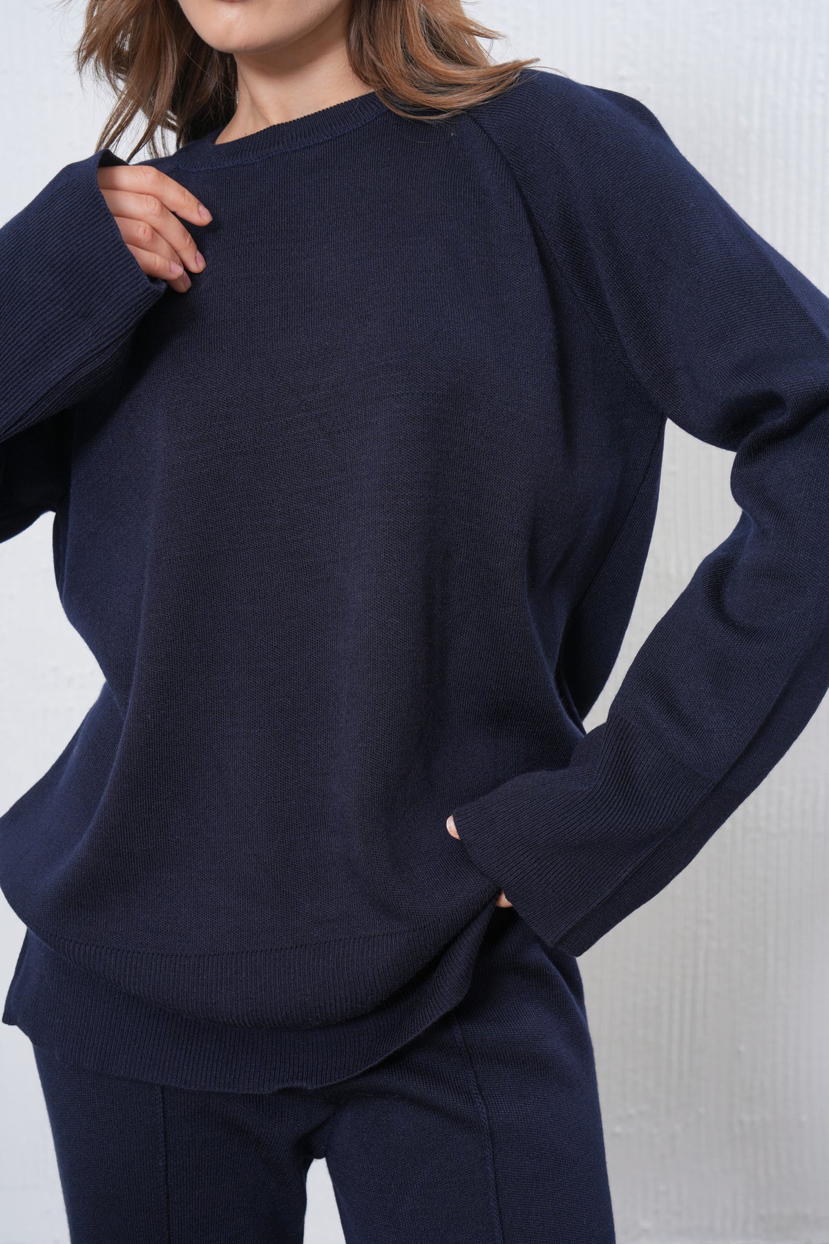 Zweiteiliges Set aus Strickpullover und Hose mit Schlitz.