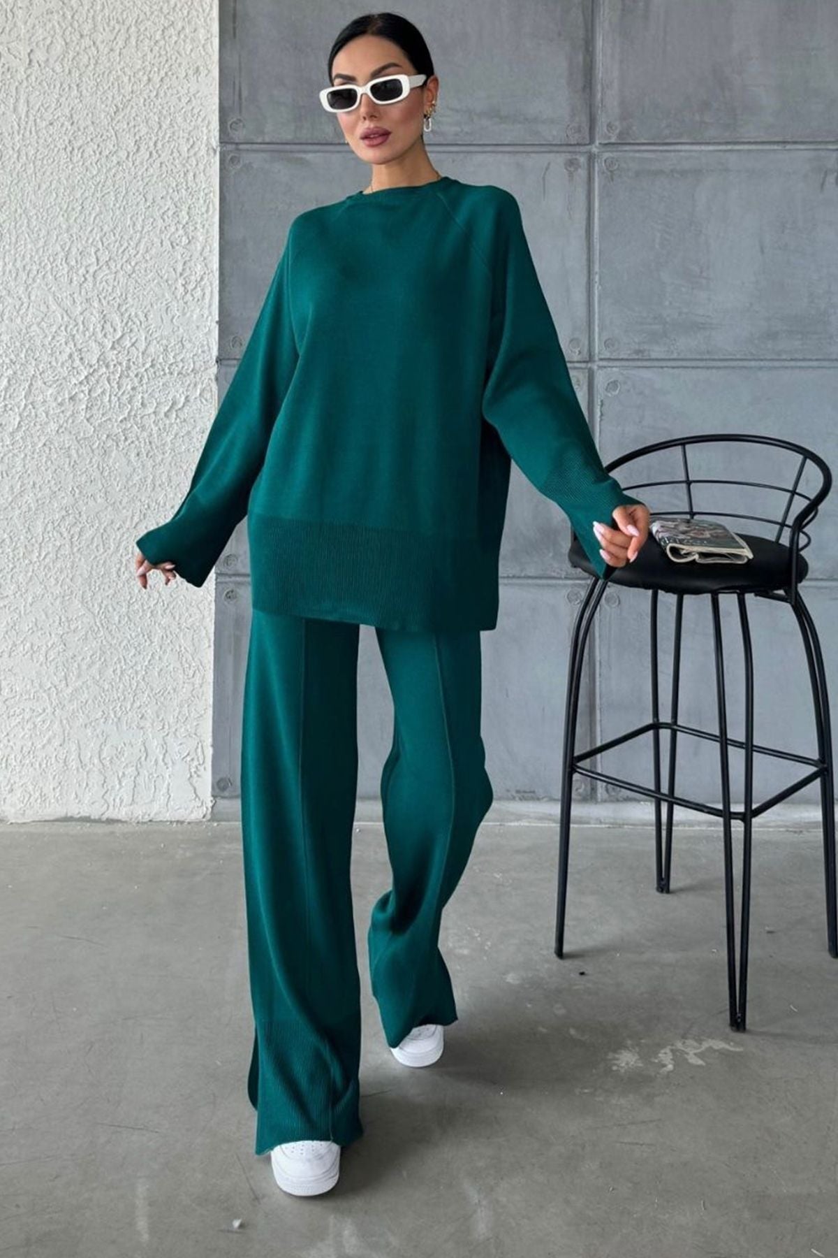 Zweiteiliges Set aus Strickpullover und Hose mit Schlitz.
