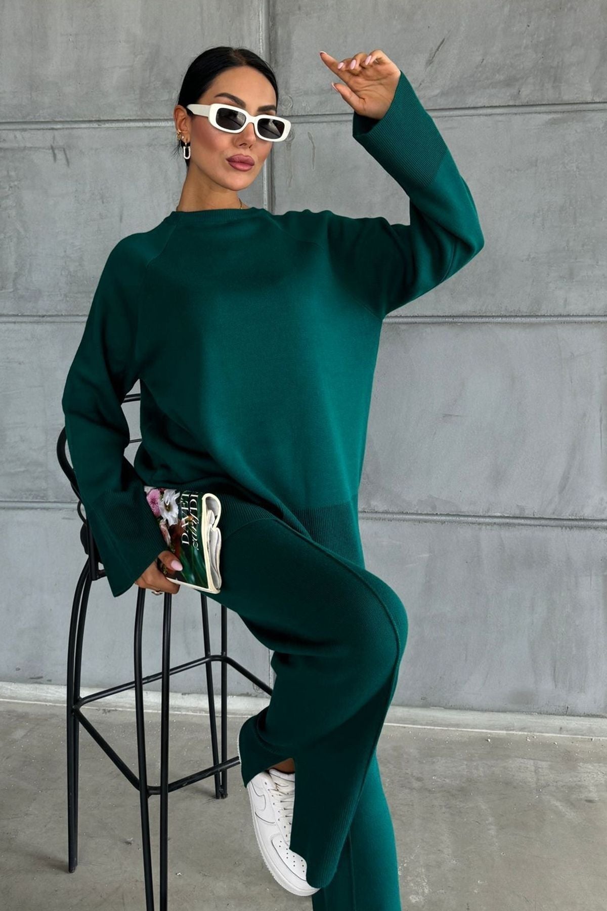 Zweiteiliges Set aus Strickpullover und Hose mit Schlitz.