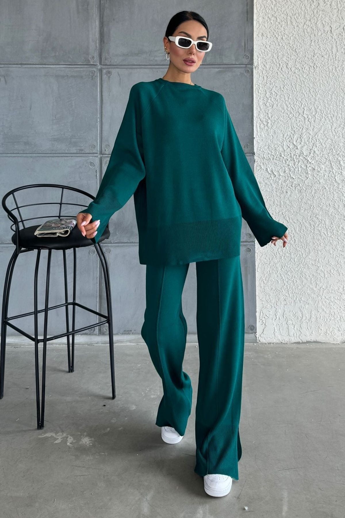 Zweiteiliges Set aus Strickpullover und Hose mit Schlitz.