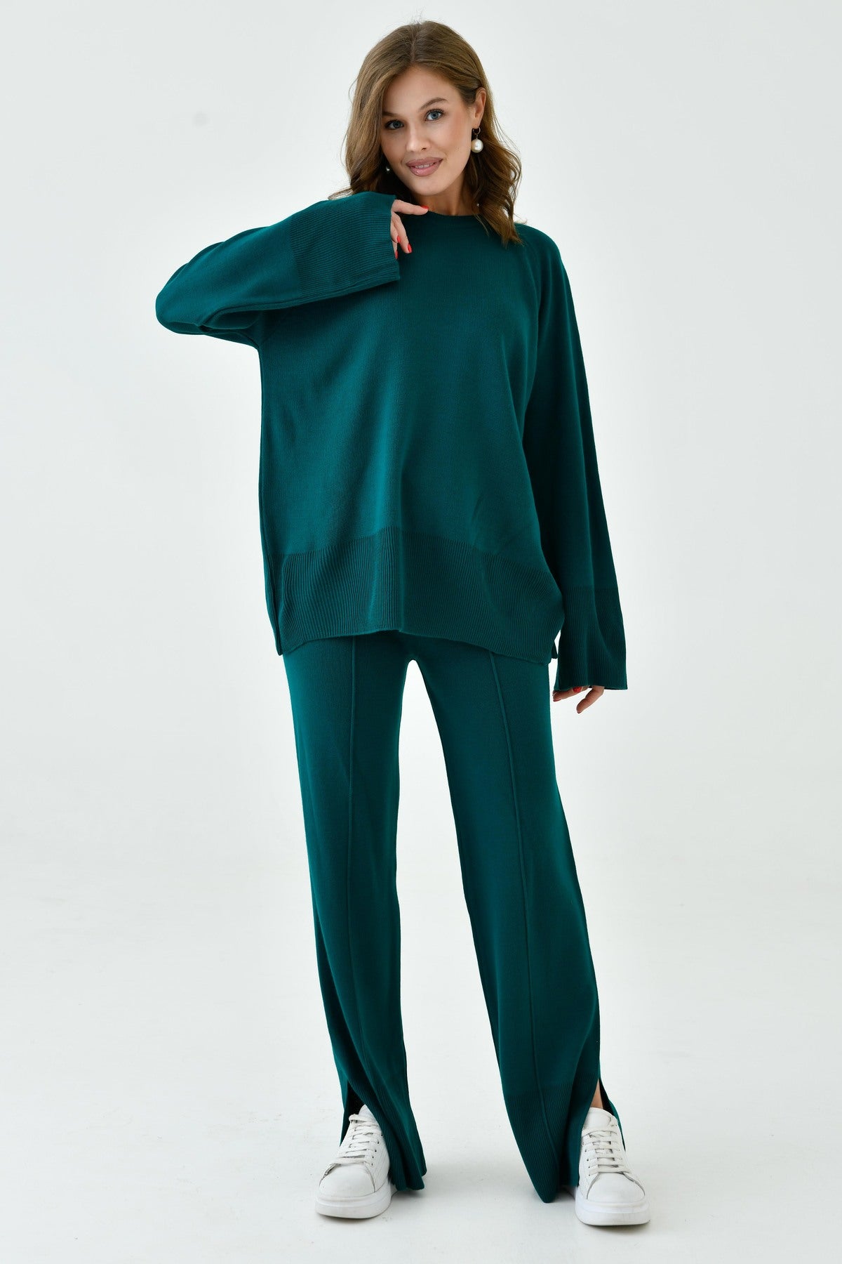 Zweiteiliges Set aus Strickpullover und Hose mit Schlitz.