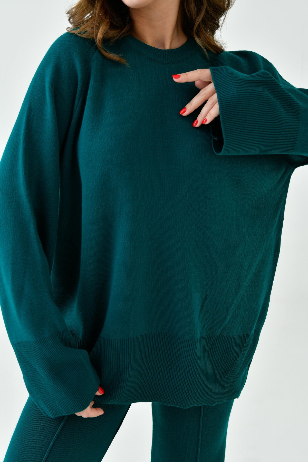Zweiteiliges Set aus Strickpullover und Hose mit Schlitz.